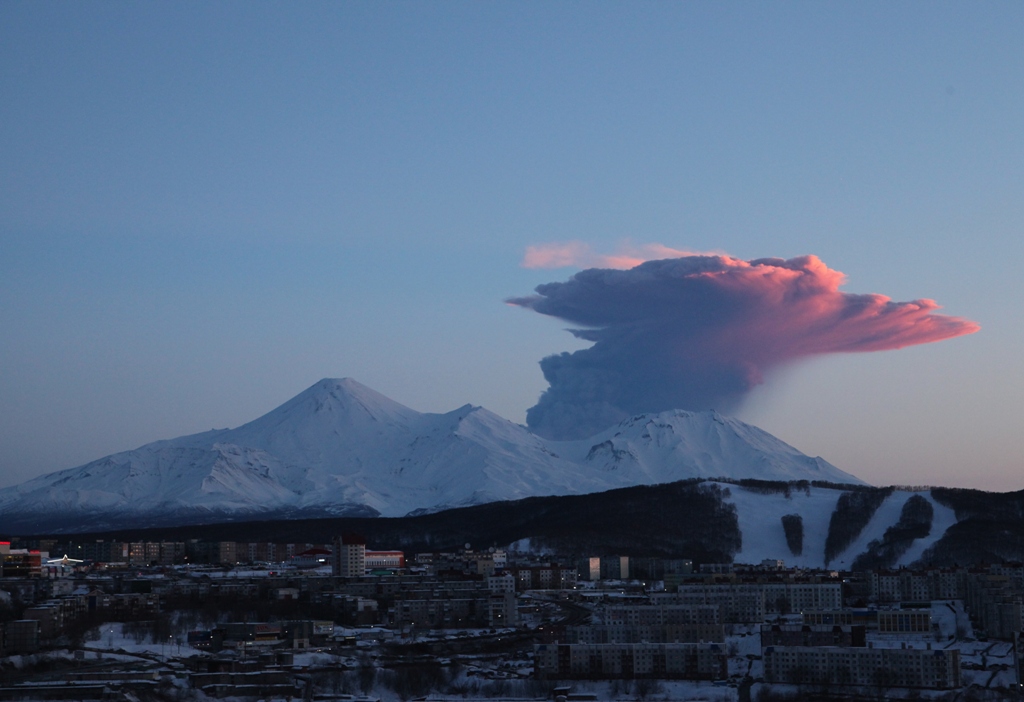 Выброс вулкана Жупановский (с) Автор Александр Биченко
