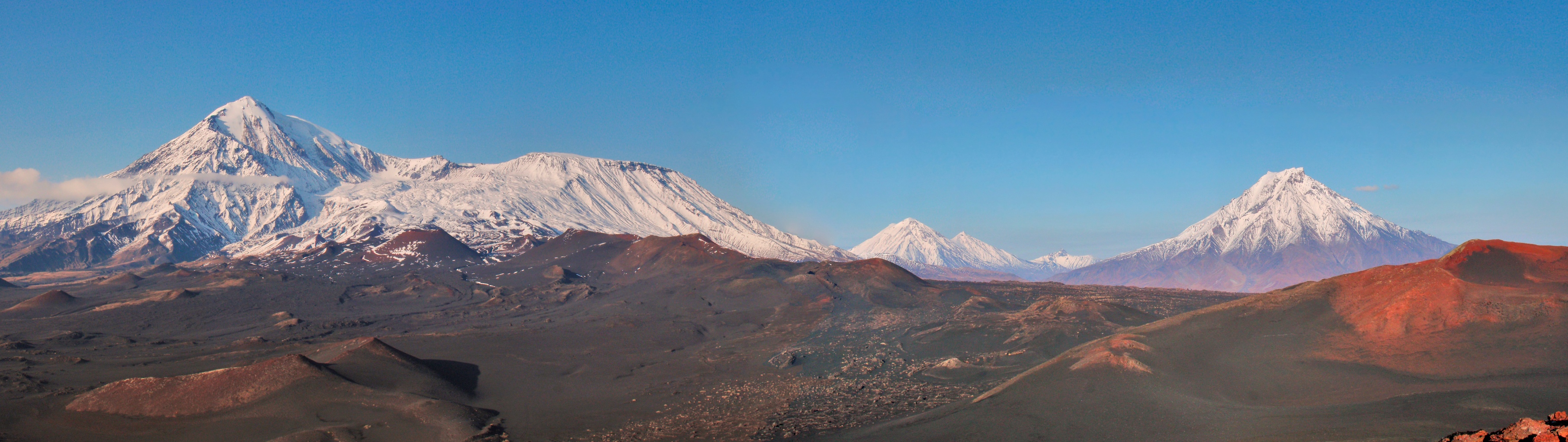 Панорама: вулканы Толбачик и Зимина (с) Архив КГБУ Природный парк Вулканы Камчатки