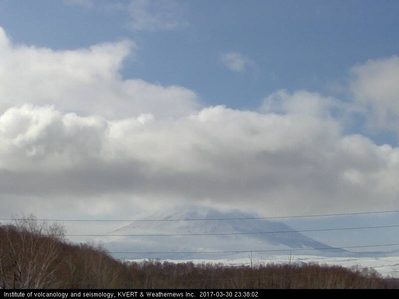 Вид с Камчатской вулканологической станции им. Ф.Ю. Левинсона-Лессинга (поселок Ключи, 30 км на северо-северо-восток от вулкана)