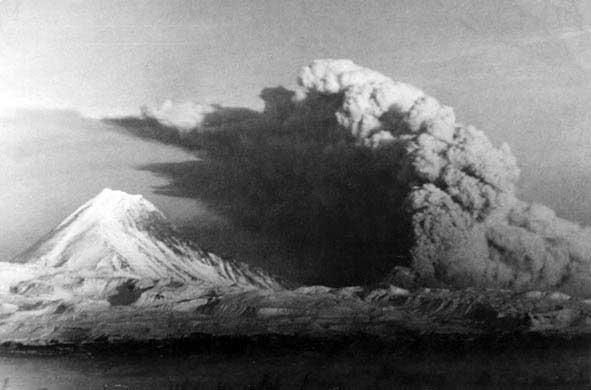 Взрыв вулкана Безымянного 22 октября 1955 года (c) Фото из архива летчика-наблюдателя А.С.Семенова
