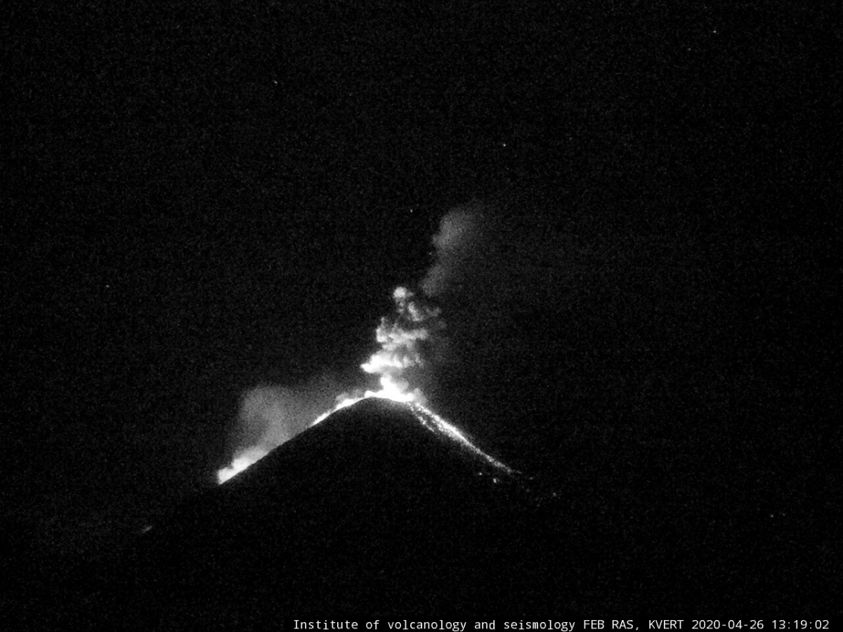 Фото от 26 апреля 2020 г. Стромболианская эксплозивная активность вулкана, излияние лавового потока по его юго-восточному склону и раскаленные лавины на его западном склоне.